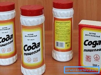 V foto - kuchynskej sóde, ktorá môže byť použitá na čistenie záchodu V foto - kuchynskej sóde, ktorá môže byť použitá na čistenie záchodu