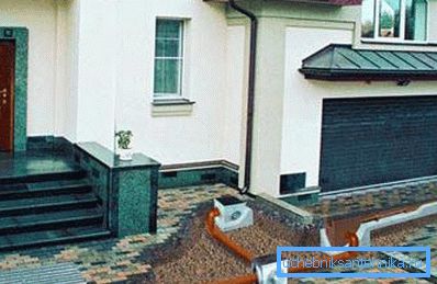 Na foto - búrka odpadových vôd na mieste Na foto - búrka odpadových vôd na mieste
