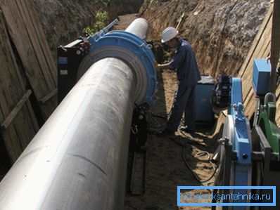 Vo fotometrickej inštalácii na zváranie polyetylénových rúr veľkého priemeru Vo fotometrickej inštalácii na zváranie polyetylénových rúr veľkého priemeru