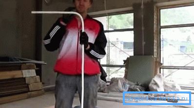 Na fotografii je znázornené kovovo-plastové potrubie ohnuté pod uhlom 90 stupňov. Na fotografii je znázornené kovovo-plastové potrubie ohnuté pod uhlom 90 stupňov.