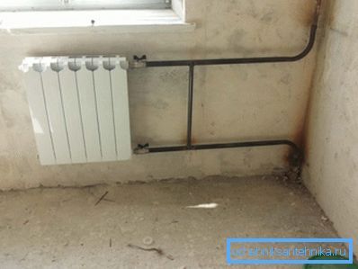 Na fotografii - mierne zložitejšia verzia inštalácie chladiča s inštaláciou uzatváracieho ventilu. Na fotografii - mierne zložitejšia verzia inštalácie chladiča s inštaláciou uzatváracieho ventilu.
