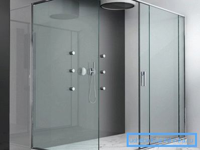 Na fotografii - sklenený panel v podobe minimalistickej sprchy. Na fotografii - sklenený panel v podobe minimalistickej sprchy.