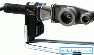 Na fotografii - spájkovačka na potrubia Na fotografii - spájkovačka na potrubia