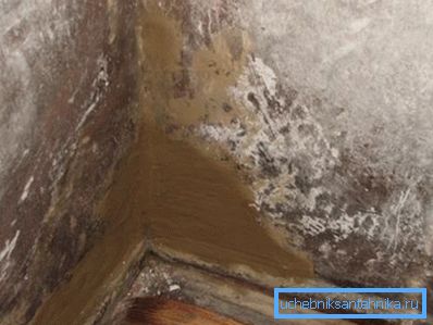 Fotografia zobrazuje plesňu na stenách kvôli nedostatočnej výmene vzduchu. Fotografia zobrazuje plesňu na stenách kvôli nedostatočnej výmene vzduchu.