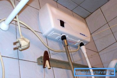 Na fotografii - pripojte sprchovú hadicu. Na fotografii - pripojte sprchovú hadicu.