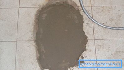 Na obrázku je príklad obnovy podlahy pomocou cementovej malty.