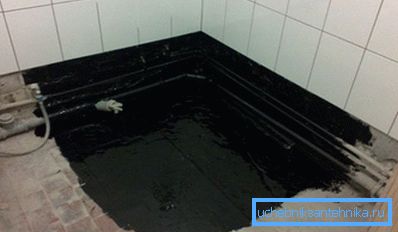 Na fotografii je znázornená hydroizolácia podlahy a stien miestnosti. Na fotografii je znázornená hydroizolácia podlahy a stien miestnosti.