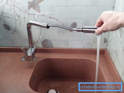 Fotografia ukazuje schopnosť nasmerovať prietok na správne miesto umývadla. Fotografia ukazuje schopnosť nasmerovať prietok na správne miesto umývadla.
