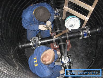 Fotografia zobrazuje, ako bol prístup zamestnancov do kontrolných bodov systému implementovaný pomocou studne. Fotografia zobrazuje, ako bol prístup zamestnancov do kontrolných bodov systému implementovaný pomocou studne.