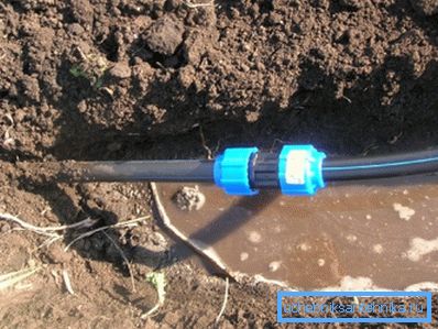 Na fotografii je polyetylénový vodovodný systém položený v mokrej pôde. Na fotografii je polyetylénový vodovodný systém položený v mokrej pôde.