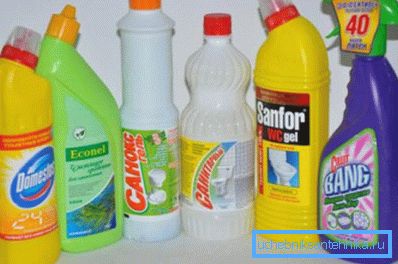 Na fotografii: populárne čistiace chemikálie pre potrubia. Na fotografii: populárne čistiace chemikálie pre potrubia.