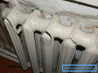 Na fotografii - účinky hydraulického šoku v ohrevnom systéme. Na fotografii - účinky hydraulického šoku v ohrevnom systéme.