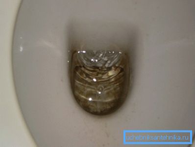 Na fotografii: konštantná netesnosť spôsobuje nadmerné používanie vody a spôsobuje neustály hluk. Na fotografii: konštantná netesnosť spôsobuje nadmerné používanie vody a spôsobuje neustály hluk.