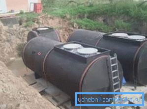 Fotografia zobrazuje skladovacie nádrže v zemi. Fotografia zobrazuje skladovacie nádrže v zemi.