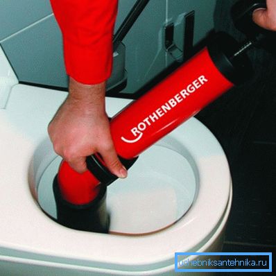 Na foto - čistenie záchod s pneumatickým Na foto - čistenie záchod s pneumatickým