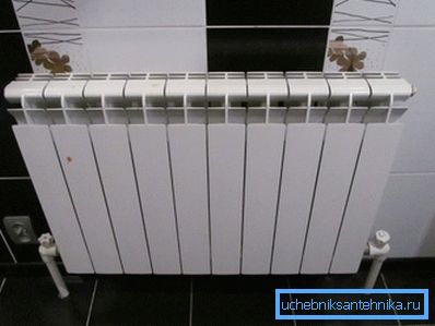 Na fotografii: radiátor pre 10 sekcií je veľmi bežná možnosť pre stredne veľké izby s normálnou izoláciou.
