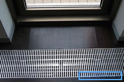 Na fotografii - skrytý podlahový konvektor Na fotografii - skrytý podlahový konvektor