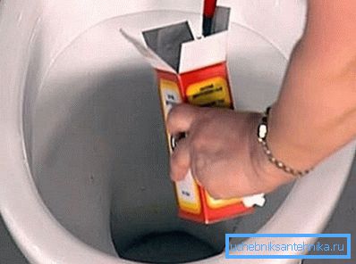 Vo foto - sóda s ocotom môže eliminovať upchávky Vo foto - sóda s ocotom môže eliminovať upchávky
