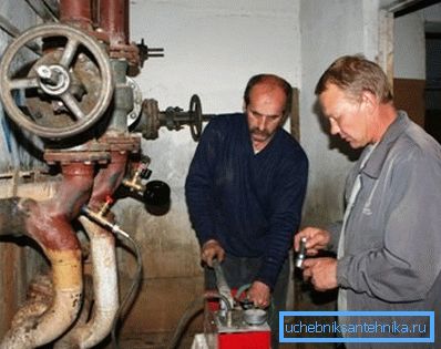 Na fotografii pracovník technického dozoru vykonáva skúšobnú prácu. Na fotografii pracovník technického dozoru vykonáva skúšobnú prácu.