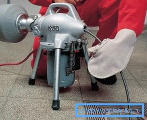 Na fotografii: odborníci často používajú elektrický pohon na kábel, čím sa zvyšuje rýchlosť čistenia. Na fotografii: odborníci často používajú elektrický pohon na kábel, čím sa zvyšuje rýchlosť čistenia.