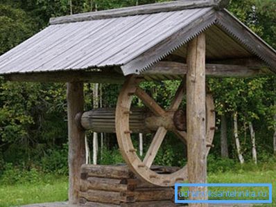 Na fotografii je zobrazená typická ruská studňa. Na fotografii je zobrazená typická ruská studňa.