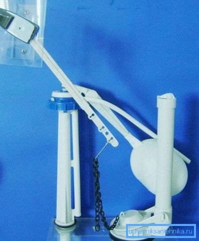 Fotografia zobrazuje tradičný spúšťací mechanizmus s plavákom na koľajnici. Fotografia zobrazuje tradičný spúšťací mechanizmus s plavákom na koľajnici.