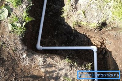 Na fotografii je už potrubie uložené do výkopu (zváraný spoj) Na fotografii je už potrubie uložené do výkopu (zváraný spoj)