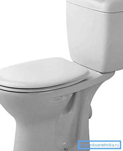 Na fotografii - WC s cisternou na poličke