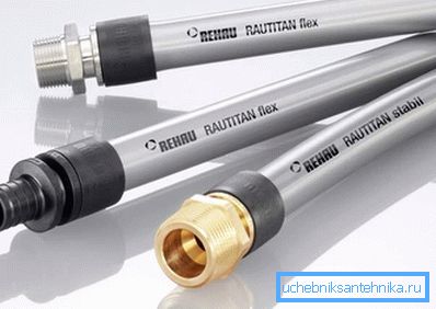 Vo foto - univerzálnych polyetylénových rúrach s rôznym príslušenstvom. Vo foto - univerzálnych polyetylénových rúrach s rôznym príslušenstvom.