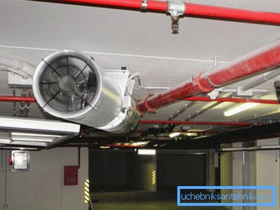 Na fotografii - ventilátor na výfukovom kanáli Na fotografii - ventilátor na výfukovom kanáli