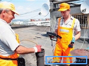 Na fotografii - môžete sledovať, ako dlžníci blokujú kanalizáciu bez návštevy svojich domovov.