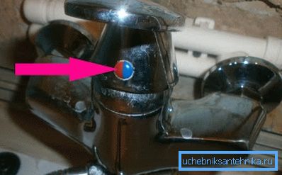 Fotografia zvýraznila uzáver, pod ktorým skryje zámok. Fotografia zvýraznila uzáver, pod ktorým skryje zámok.