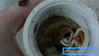 Na snímke je zobrazené sifónové upchané umývadlo. Na snímke je zobrazené sifónové upchané umývadlo.