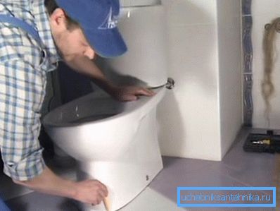 Na podlahe by mal byť obrys zodpovedajúci konštrukčnej polohe toaletnej misy. Na podlahe by mal byť obrys zodpovedajúci konštrukčnej polohe toaletnej misy.