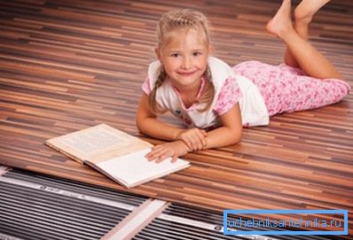 Na podlahe, vybavenej vyhrievacím filmom, môžete pohodlne ležať bez poškodenia zdravia. Na podlahe, vybavenej vyhrievacím filmom, môžete pohodlne ležať bez poškodenia zdravia.