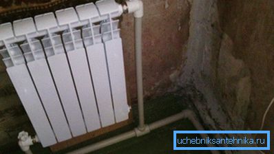 Rohové výrobky sú inštalované na potrubiach. Rohové výrobky sú inštalované na potrubiach.