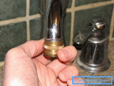 Vizuálne ukázali, ako pripojiť nádhernú hadicu k zdroju vody - stačí si kúpiť špeciálny adaptér s príslušnou niťou Vizuálne ukázali, ako pripojiť nádhernú hadicu k zdroju vody - stačí si kúpiť špeciálny adaptér s príslušnou niťou
