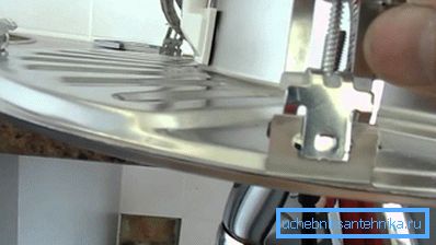 Nájdeme montážne uši alebo drážky. Nájdeme montážne uši alebo drážky.