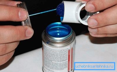 Vloženie lepidla do zásuvky. Vloženie lepidla do zásuvky.