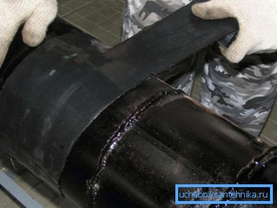 Aplikácia hydroizolácie valcového polyméru na úseku potrubia. Aplikácia hydroizolácie valcového polyméru na úseku potrubia.