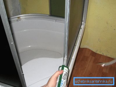 Aplikácia silikónového tmelu Aplikácia silikónového tmelu