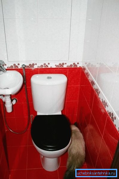 Podlahové WC a umývadlo v toalete s hygienickou sprchou Podlahové WC a umývadlo v toalete s hygienickou sprchou