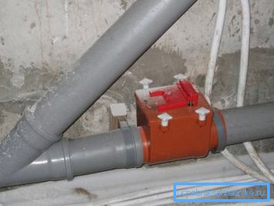 Externý spätný ventil pre odvodňovacie potrubia s priemerom 110 mm Externý spätný ventil pre odvodňovacie potrubia s priemerom 110 mm