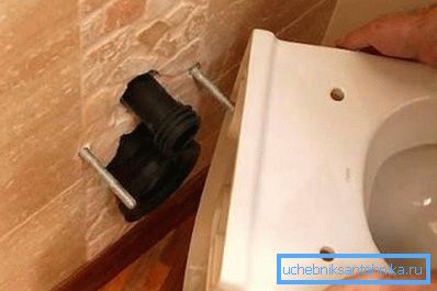 Nástenné sanitárne zariadenia sú namontované na špeciálnych kotviacich skrutkách Nástenné sanitárne zariadenia sú namontované na špeciálnych kotviacich skrutkách
