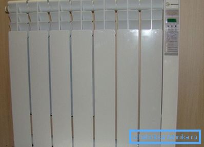 Nástenný elektrický chladič, ktorý je vybavený ovládacím zariadením a nie je pripojený k systému Nástenný elektrický chladič, ktorý je vybavený ovládacím zariadením a nie je pripojený k systému