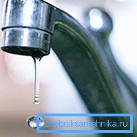 Nečakajte, kým sa kvapky nezmenia na trysku - opravte ventil včas.