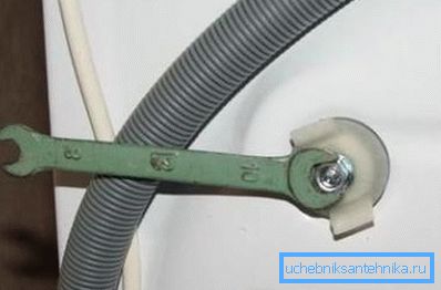 Nezabudnite odstrániť prepravné skrutky. Nezabudnite odstrániť prepravné skrutky.