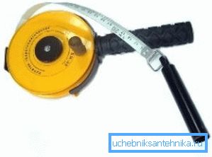 Malá váha namontovaná na páskovej mierke pomôže pri meraní hĺbky studne a pri umiestnení mokrých miest ukáže úroveň výskytu zvodnenej vrstvy Malá váha namontovaná na páskovej mierke pomôže pri meraní hĺbky studne a pri umiestnení mokrých miest ukáže úroveň výskytu zvodnenej vrstvy