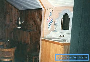 Niektorí remeselníci používajú na tento účel obyčajnú skrinku s drezom, cez ktorú jednoducho inštalujú nádrž s vodou.