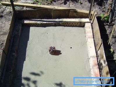 Niektorí remeselníci dávajú prednosť kombinovaným slivkám v podobe plnohodnotnej palety, ale len z betónu, po ktorej nasleduje obloženie dreva.